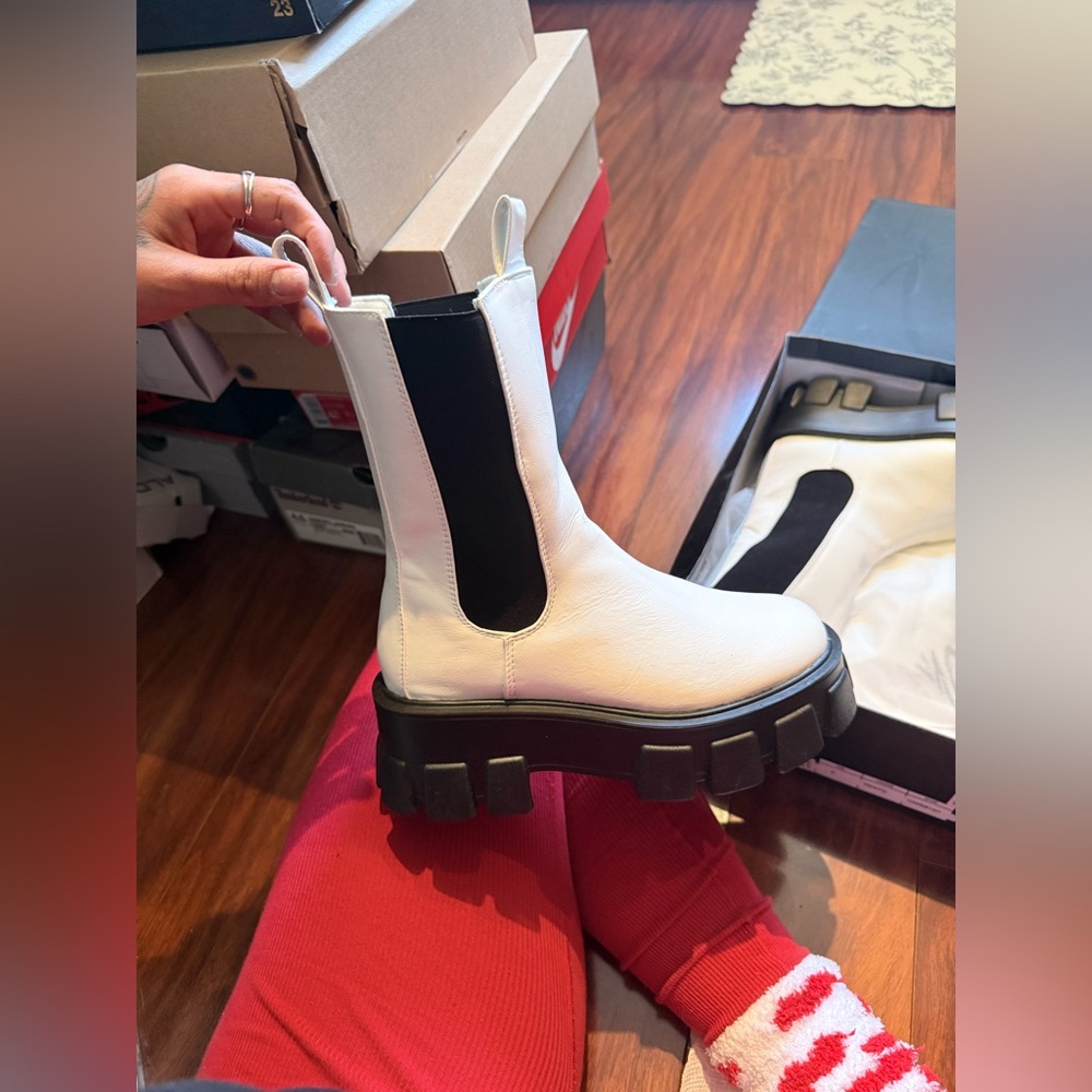 PrettyLittleThing White and Black Chunky Chelsea Boots - Picture 2 of 6